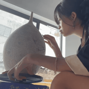 Mai tỉ mỉ đi nét trên bình gốm